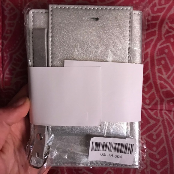 Understated Leather Travel Set - Picture 3 of 8